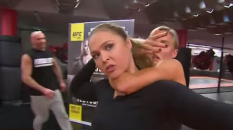 Campeona mundial de artes marciales mixtas casi termina ahorcada por una periodista