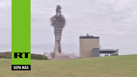 Espectacular demolición de dos icónicas chimeneas 'gemelas'