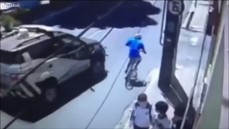 El karma de la justicia instantánea aplicada a un abusivo ladrón de teléfonos