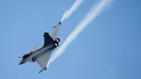 Francia bombardea por primera vez posiciones del Estado Islámico en Siria