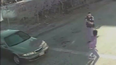 Policía mata a tiros a un afroamericano desarmado tras creer que escondía un arma a la espalda