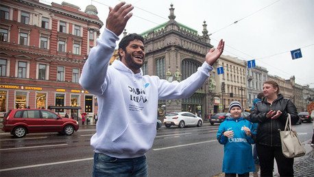 Video: Hulk baila en las calles de San Petersburgo para ayudar a un niño con cáncer