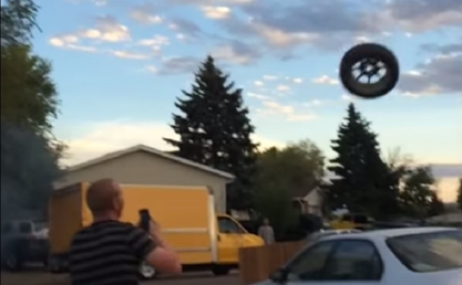 Un neumático 'endemoniado' cae en el lugar inesperado  