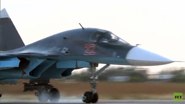 Exclusiva de RT: Primeras imágenes de la base aérea rusa en la ciudad siria de Latakia (Video)