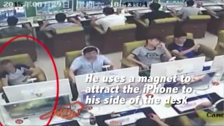 Sutileza, física y astucia: un ladrón roba un iPhone con la ayuda de un imán