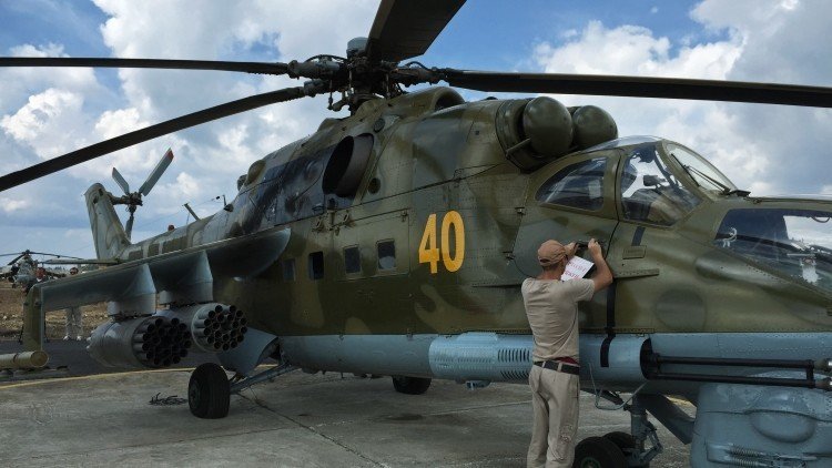 Video: El potente helicóptero ruso Mi-24 patrulla la base militar en Siria