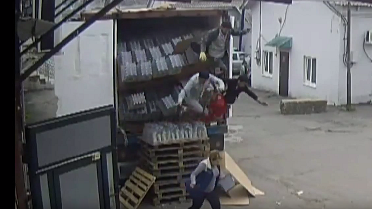 Los suertudos del mes: cómo romper 40 cajones de vodka