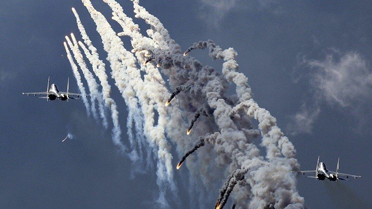 El cazabombardero ruso Su-30 entregado a Irak bombardea al Estado Islámico 