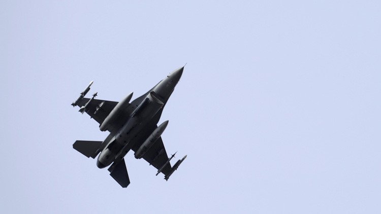 Un caza estadounidense F-16 en Afganistán, alcanzado por fuego talibán