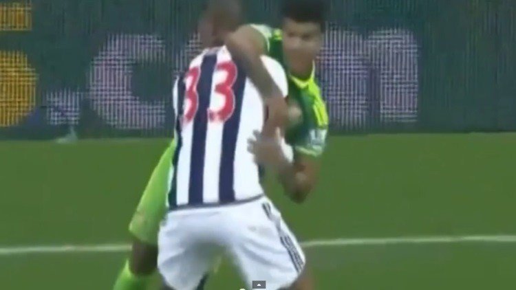 Futbolista venezolano evita una grave caída de un rival en la Premier League 