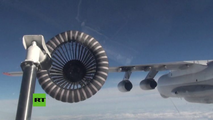 Video: El avión de ataque supersónico ruso Su-24M se reabastece en pleno vuelo