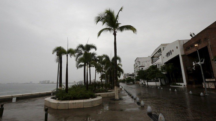 Minuto a minuto: El temible huracán Patricia toca tierra en México