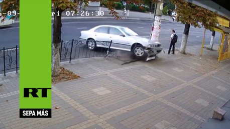 Unos pasos sin prisa salvan a un chico de ser aplastado por un coche 