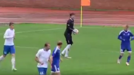 Este portero marca un gol que ni él mismo se esperaba