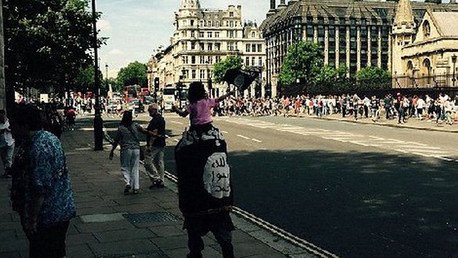 "Los gobiernos del Reino Unido y EE.UU. en realidad no luchan contra el EI, juegan un doble juego"