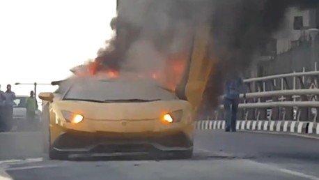 Quiere impresionar a todos con su coche, pero acaba 'quemado'