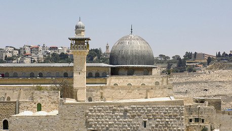 Colonos israelíes apoyados por el ejército asaltan la Mezquita de Al-Aqsa de Jerusalén