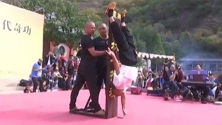 Video: Un monje de Shaolín mantiene su cuerpo cabeza abajo con la ayuda de un solo dedo