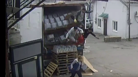 Los suertudos del mes: cómo romper 40 cajones de vodka