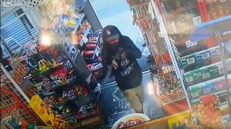 Dos niños intentan robar con un rifle de juguete y acaban huyendo a escobazos