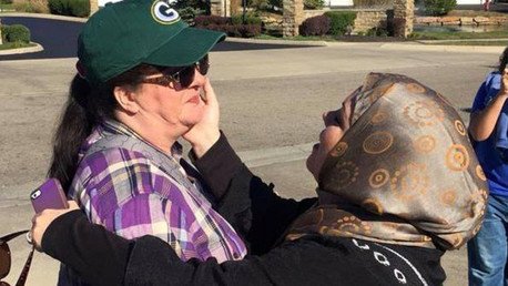 Video: Manifestante antiislámica baja su pancarta después de que una musulmana la abrace