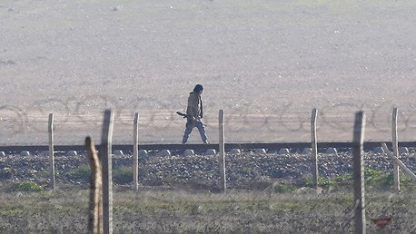 "Cientos de extremistas del Frente Al Nusra y el EI cruzan la frontera turca cada noche"