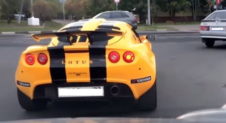 La chica que conduce este deportivo deja con la boca abierta a todo el que la ve