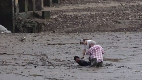 Un héroe tailandés salva a dos turistas atrapados en el lodo