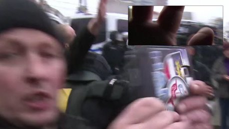 Nacionalistas alemanes agreden a un camarógrafo de la agencia Ruptly (Video)