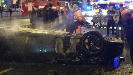 Video: Un adolescente sin licencia estrella un Ferrari de 240.000 dólares en el centro de Moscú