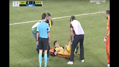 Como una bolsa de papas: Camilleros maltratan a un jugador lesionado