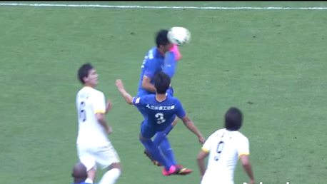 Un futbolista chino noquea de chilena a un compañero de equipo