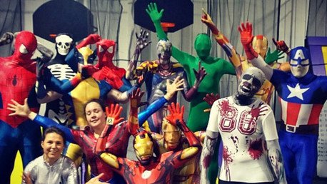 Los disfraces 'metamorfosis': Una broma de tres amigos que ya les ha reportado millones de dólares