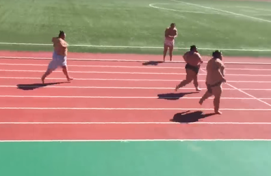 Luchadores de sumo de más de 120 kilos de peso echan una carrera mientras el público se carcajea