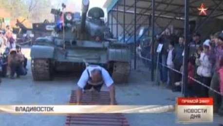 Un atleta ruso mueve un tanque de 37 toneladas