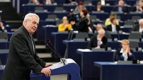 Presidente checo: "Los refugiados utilizan a los niños para generar compasión"