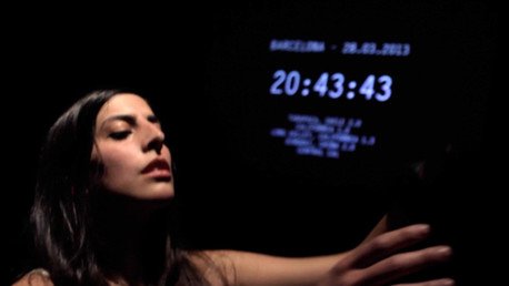 'Mujer terremoto': Una bailarina y cíborg española siente cada sismo en el mundo