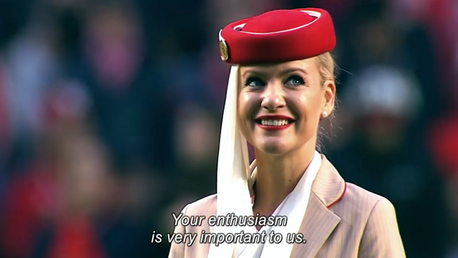 Un video con azafatas de Emirates en una cancha de fútbol conquista Internet