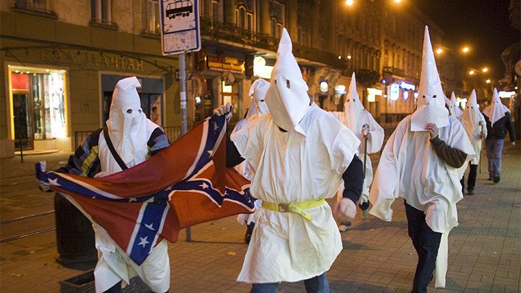 Anonymous publica la lista de miembros del KKK, algunos vinculados con el FBI