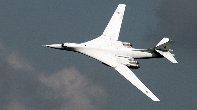 Desde Rusia: Bombarderos estratégicos lanzan 12 misiles de crucero contra el EI en Siria