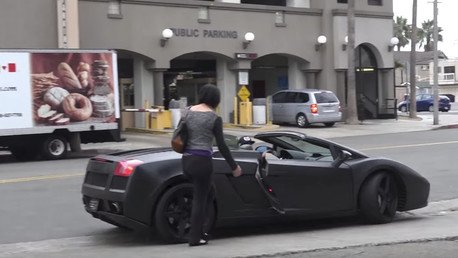 ¿Dime en qué coche vas y veré si voy contigo? La lección que recibió esta joven se volvió viral