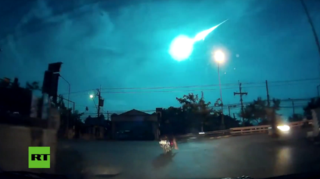 Una gran bola de fuego cae desde el cielo en Tailandia