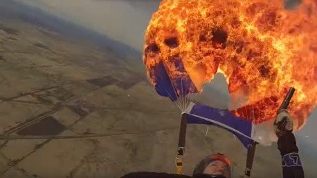 Prende fuego a su propio paracaídas en pleno vuelo