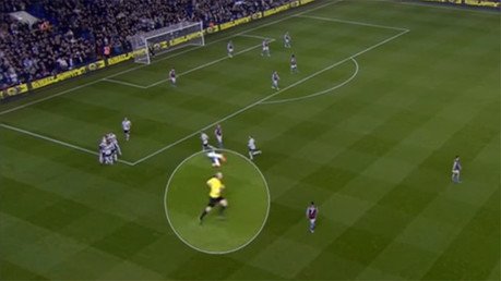 Conozca al insólito árbitro que festeja goles en la liga inglesa