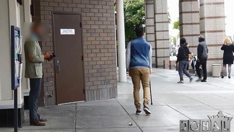 ¿Cómo reacciona la gente cuando un ciego pierde dinero en la calle?