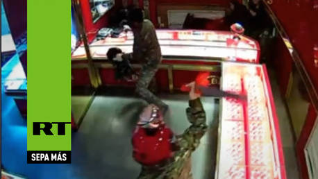 El robo más bobo: Huyen de la joyería sin llevarse nada