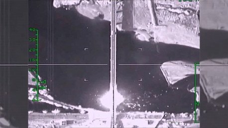 Videos: Rusia destruye un puente controlado por yihadistas y una columna de vehículos en Siria