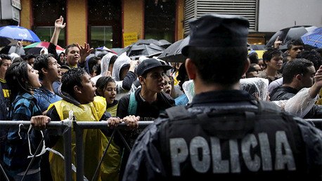 Fotos: Estudiantes protagonizan una curiosa protesta contra "fantasma de la corrupción" en Paraguay