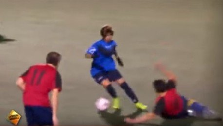 Una futbolista se disfraza de hombre y da una lección a todos con el balón