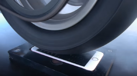 ¿Resistente? Esto es lo que pasa al poner a rodar a toda velocidad una moto sobre un iPhone